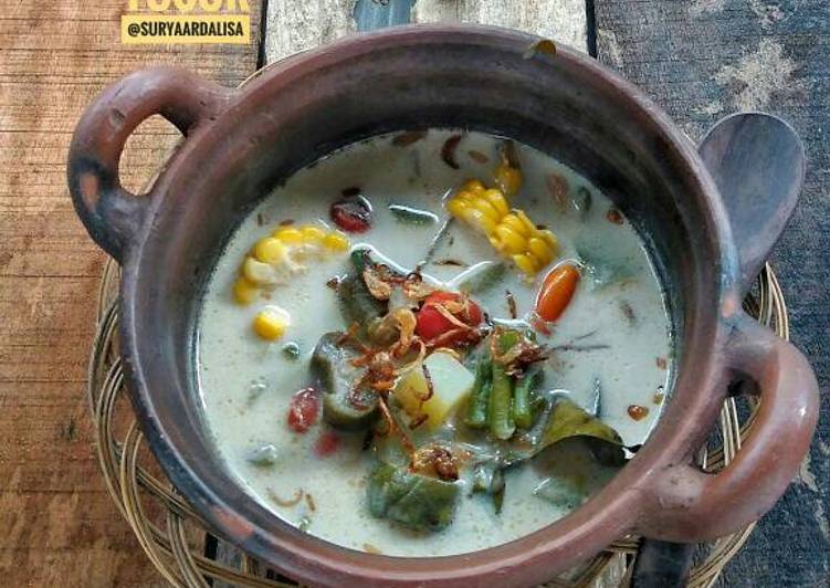 Delicious Lodeh in the Heart of Cilacap's Bustle